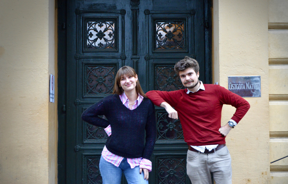 Moa Fox och Axel Rosenberg framför nationshuset