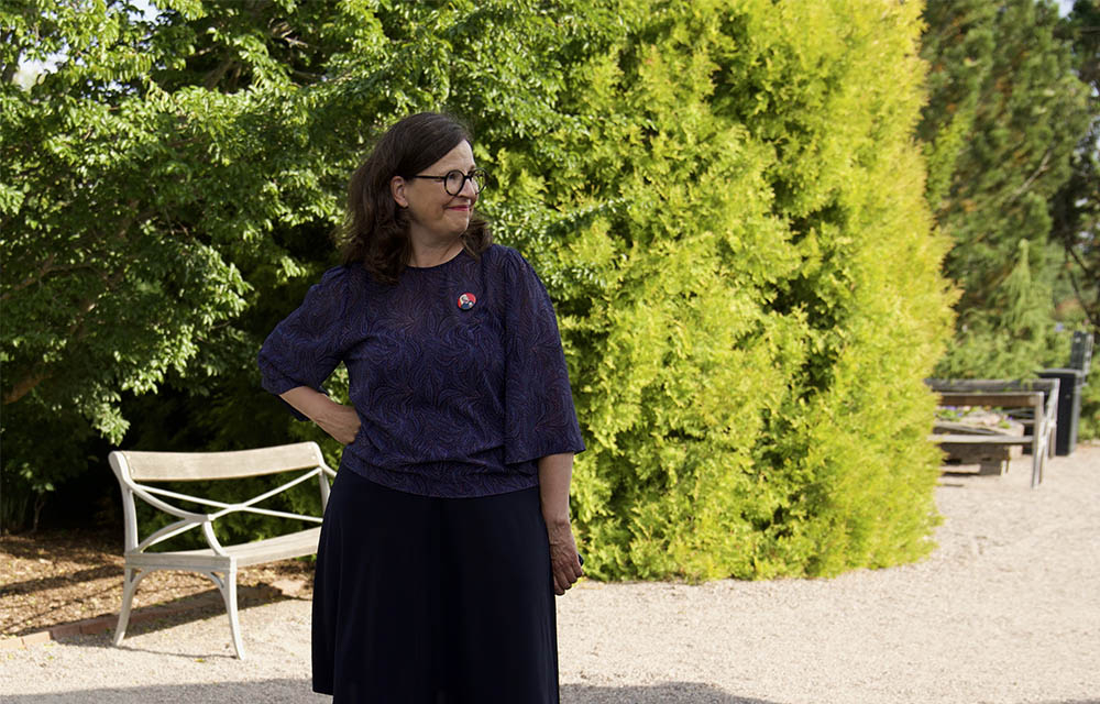 Anna Ekström (S) på besök i Botaniska trädgården.