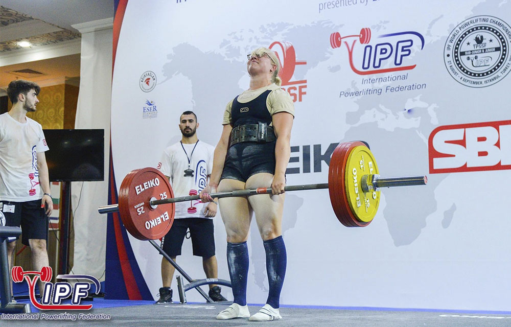 Ellen Grönlund drar 205 kg marklyft på VM i Turkiet. 