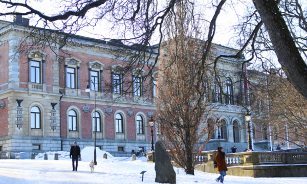 Bild universitetshuset i vinterskrud